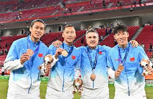 李璇:安东尼奥这三个超龄选得真好,这三个人的精神属性也很强