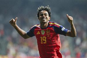 暖心!3-1战胜捷克后,亚马尔专程前往场边和看台送下小球迷合影